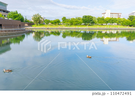 富山県　富岩運河環水公園の景色 110472491