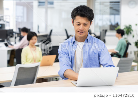 オフィスのミドルのエンジニア 110472810