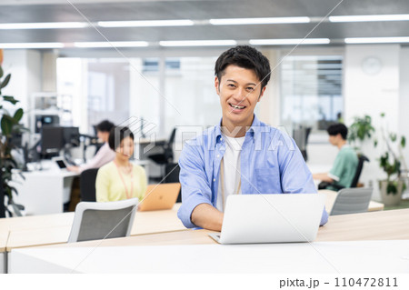 オフィスのミドルのエンジニア 110472811