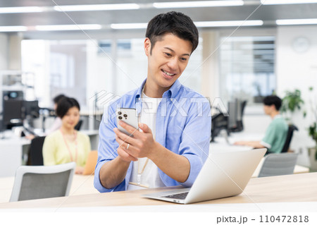 オフィスのミドルのエンジニア 110472818