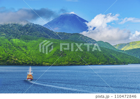 夏の芦ノ湖 富士山に向かって湖を進む海賊船【神奈川県・箱根町】 夏の芦ノ湖 富士山に向かって湖を進む海賊船【神奈川県・箱根町】 110472846