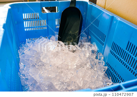 【#市場】氷の入ったメッシュコンテナ 110472907