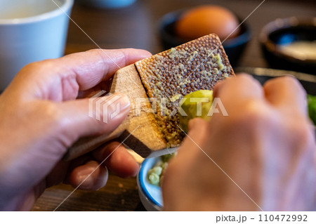 【#そば】山葵と鮫肌おろしを使う手もと 【#そば】山葵と鮫肌おろしを使う手もと 110472992