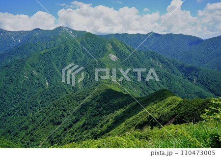 祝瓶山から大朝日岳への稜線 祝瓶山から大朝日岳への稜線 110473005