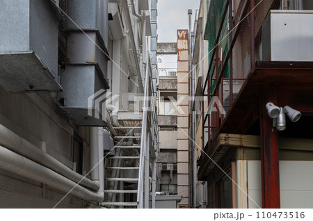 路地裏の古い建物 路地裏の古い建物 110473516