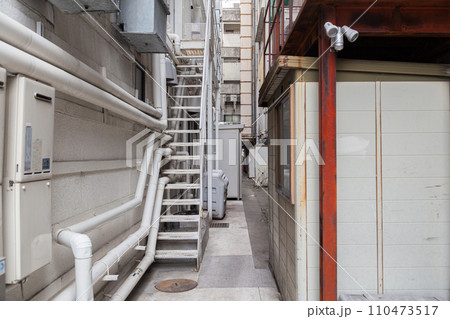 路地裏の古い建物 110473517
