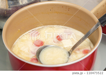 鍋に入ったお雑煮 鍋に入ったお雑煮 110473522