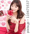 バレンタインデー　美女　Valentine's Day　チョコ　chocolates　バレンタインイ 110473537