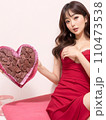 バレンタインデー　美女　Valentine's Day　チョコ　chocolates　バレンタインイ 110473538