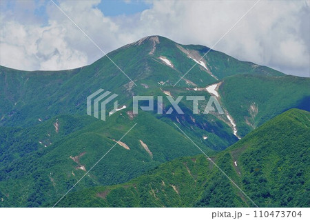 祝瓶山頂上からの大朝日岳 祝瓶山頂上からの大朝日岳 110473704