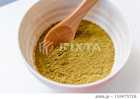 粉末のヘナ、ヘナパウダー 110473726