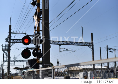 電車の近づく踏切 110473841