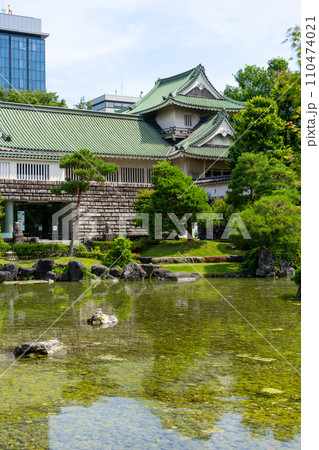 富山県　新緑が美しい富山城趾公園の池泉回遊式庭園 110474021