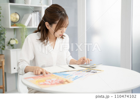 子供の教育費を計画する真剣な母親 子供の教育費を計画する真剣な母親 110474102