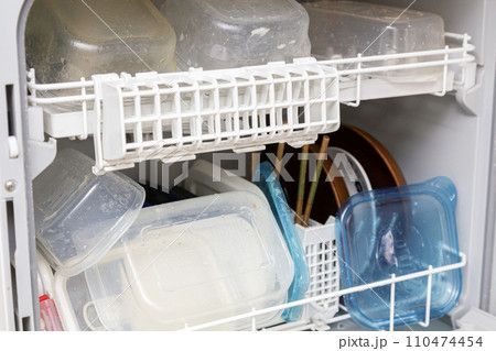 食器でいっぱいの食洗機 食器でいっぱいの食洗機 110474454