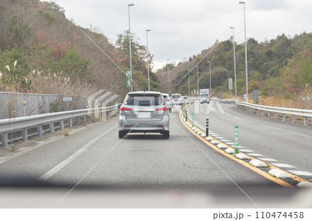 高速道路を走る車 110474458