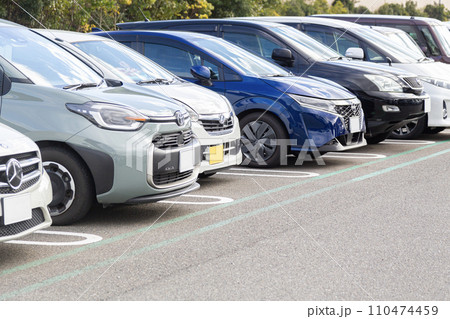 ショッピングモールの駐車場に並んだ車 ショッピングモールの駐車場に並んだ車 110474459