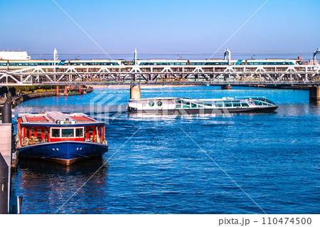 日本の東京都市景観 浅草水上バス乗船場の竜馬と出航したエメラルダス。奥に特急リバティ＝12月29日 110474500