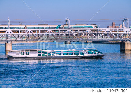日本の東京都市景観 浅草水上バス乗船場を出航したエメラルダス。奥に特急リバティ＝令和5年12月29日 110474503