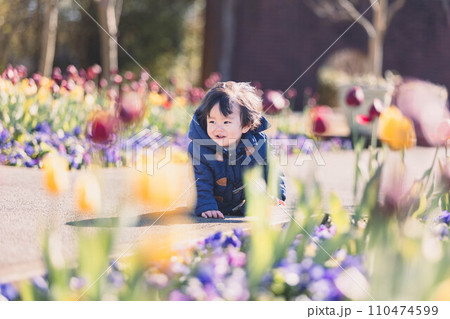秋の公園で遊ぶ小さな女の子 110474599
