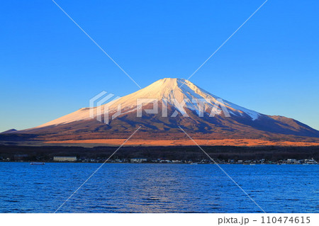 山中湖湖畔からの富士山 山中湖湖畔からの富士山 110474615