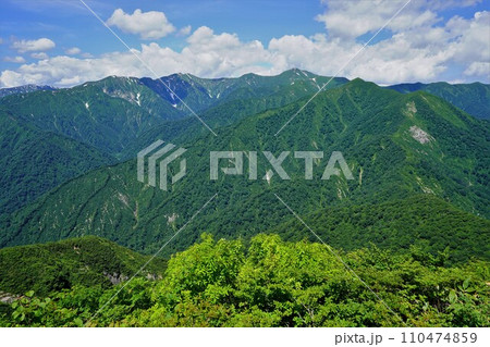 祝瓶山頂上からの朝日連峰 祝瓶山頂上からの朝日連峰 110474859