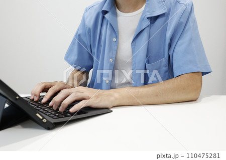 タブレットPCで仕事をする人 タブレットPCで仕事をする人 110475281