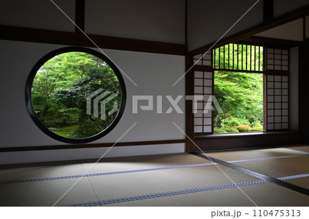新緑の京都市源光庵の迷いの窓と悟りの窓 110475313