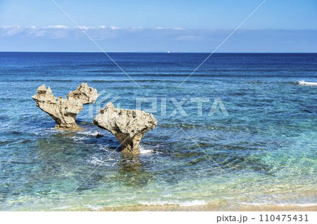青空と海に浮かぶハートロック ティーヌ浜 沖縄県今帰仁村 青空と海に浮かぶハートロック ティーヌ浜 沖縄県今帰仁村 110475431