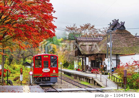 紅葉時期の会津鉄道湯野上温泉駅　福島県下郷町 110475451