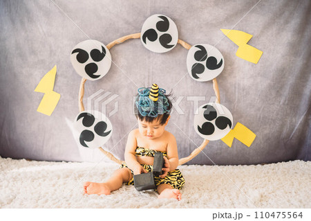 巨大なコスチュームを着て遊ぶ女の子 110475564