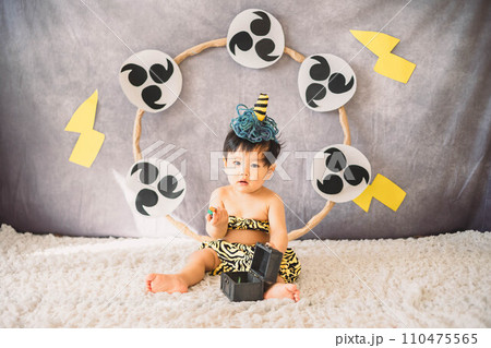 おもちゃで遊ぶ赤ちゃん 110475565