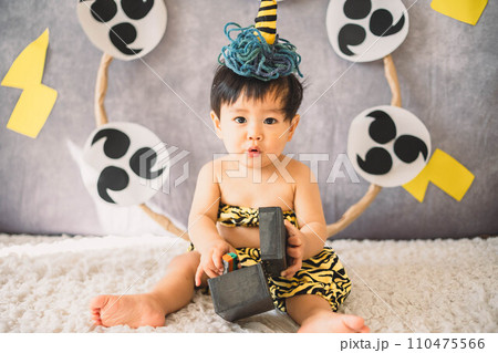 おもちゃで遊ぶ赤ちゃん 110475566