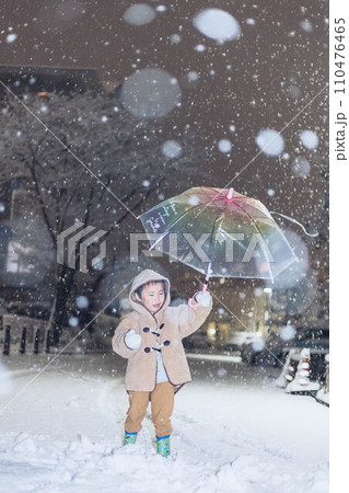 雪の中を歩く子供 雪の中を歩く子供 110476465