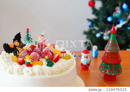 小学生の子供と一緒に作った手作りクリスマスケーキ 110476525