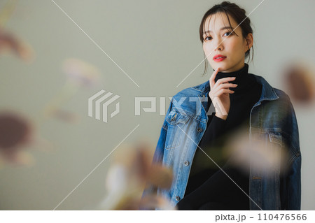 デニムジャケットの女性 デニムジャケットの女性 110476566