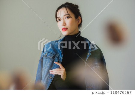 デニムジャケットの女性 デニムジャケットの女性 110476567