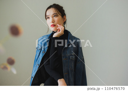 デニムジャケットの女性 デニムジャケットの女性 110476570