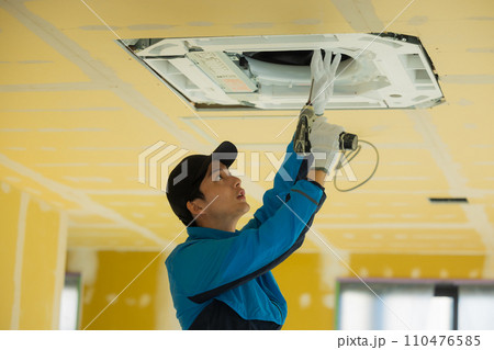 エアコンを点検する作業員 エアコンを点検する作業員 110476585