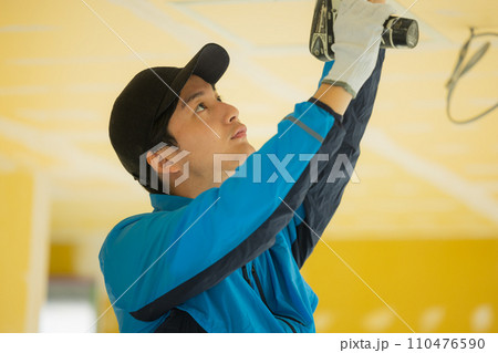 エアコンを点検する作業員 エアコンを点検する作業員 110476590