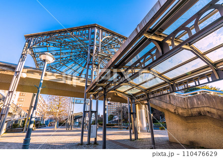 日本の横浜都市景観 横浜市営地下鉄 中川駅(副名称・東京都市大横浜キャンパス前)前などを望む＝1月 110476629