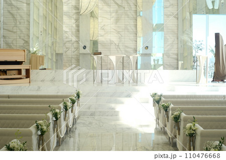 光差す教会 110476668