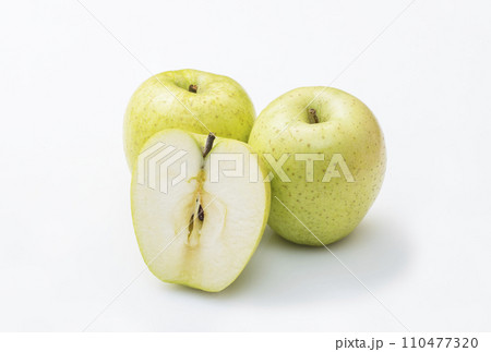 王林りんご　青りんごの代表　採れたて林檎　健康果物　人気フルーツ　 110477320