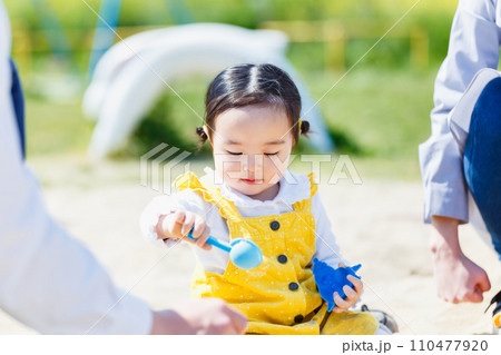 子供と家族 公園で砂遊び 110477920