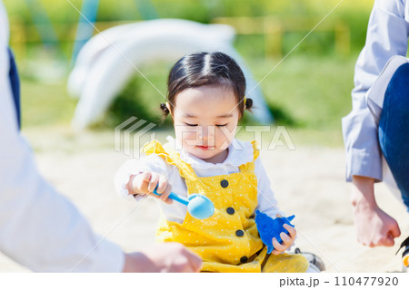 子供と家族 公園で砂遊び 子供と家族 公園で砂遊び 110477920