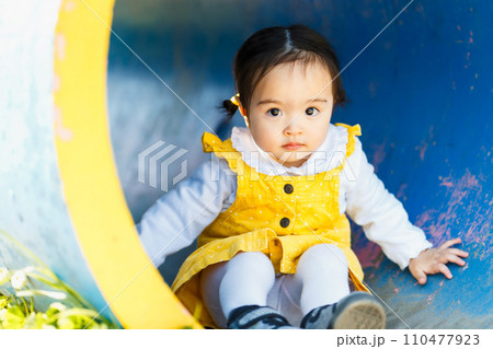 公園で遊ぶ小さな女の子 110477923