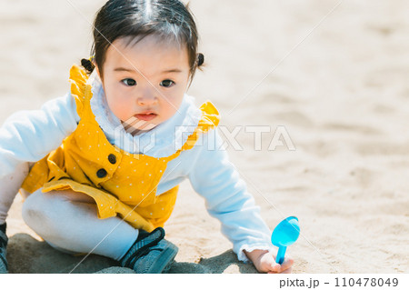 砂場で遊ぶかわいい女の子 110478049