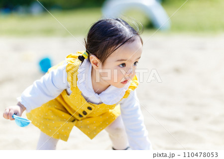 砂場で遊ぶかわいい女の子 幼児 砂場で遊ぶかわいい女の子 幼児 110478053