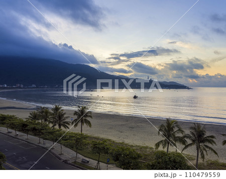ベトナム・ダナン 早朝のミーケービーチとソンチャ山 / Da Nang, Vietnam 110479559