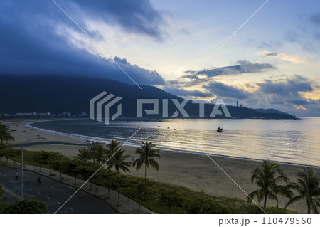 ベトナム・ダナン 早朝のミーケービーチとソンチャ山 / Da Nang, Vietnam 110479560